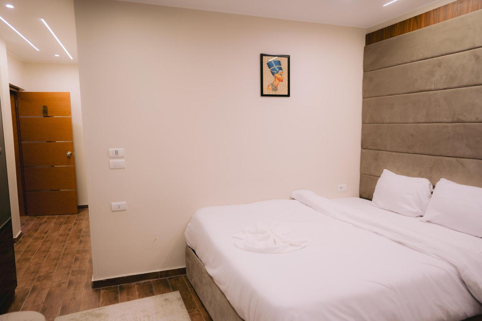 Tuya Pyramids Queen Hotel 3*