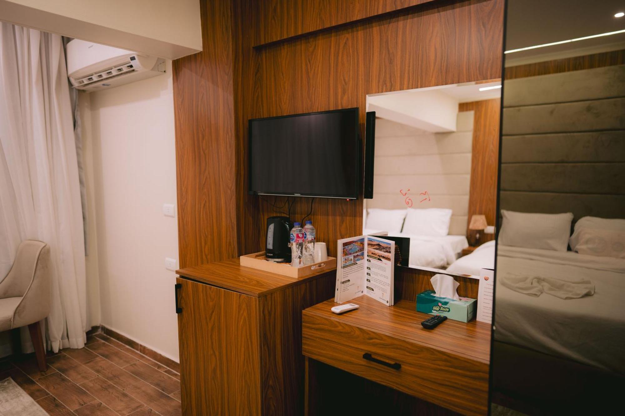 Tuya Pyramids Queen Hotel 3*