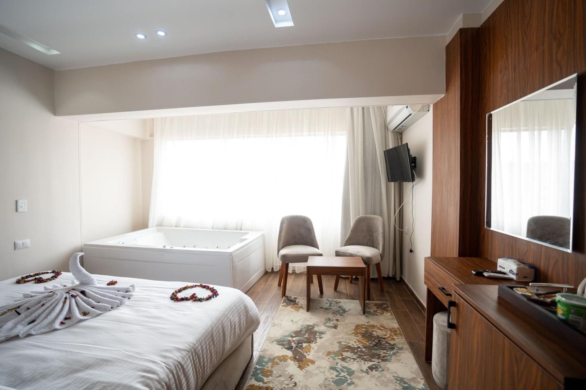Tuya Pyramids Queen Hotel